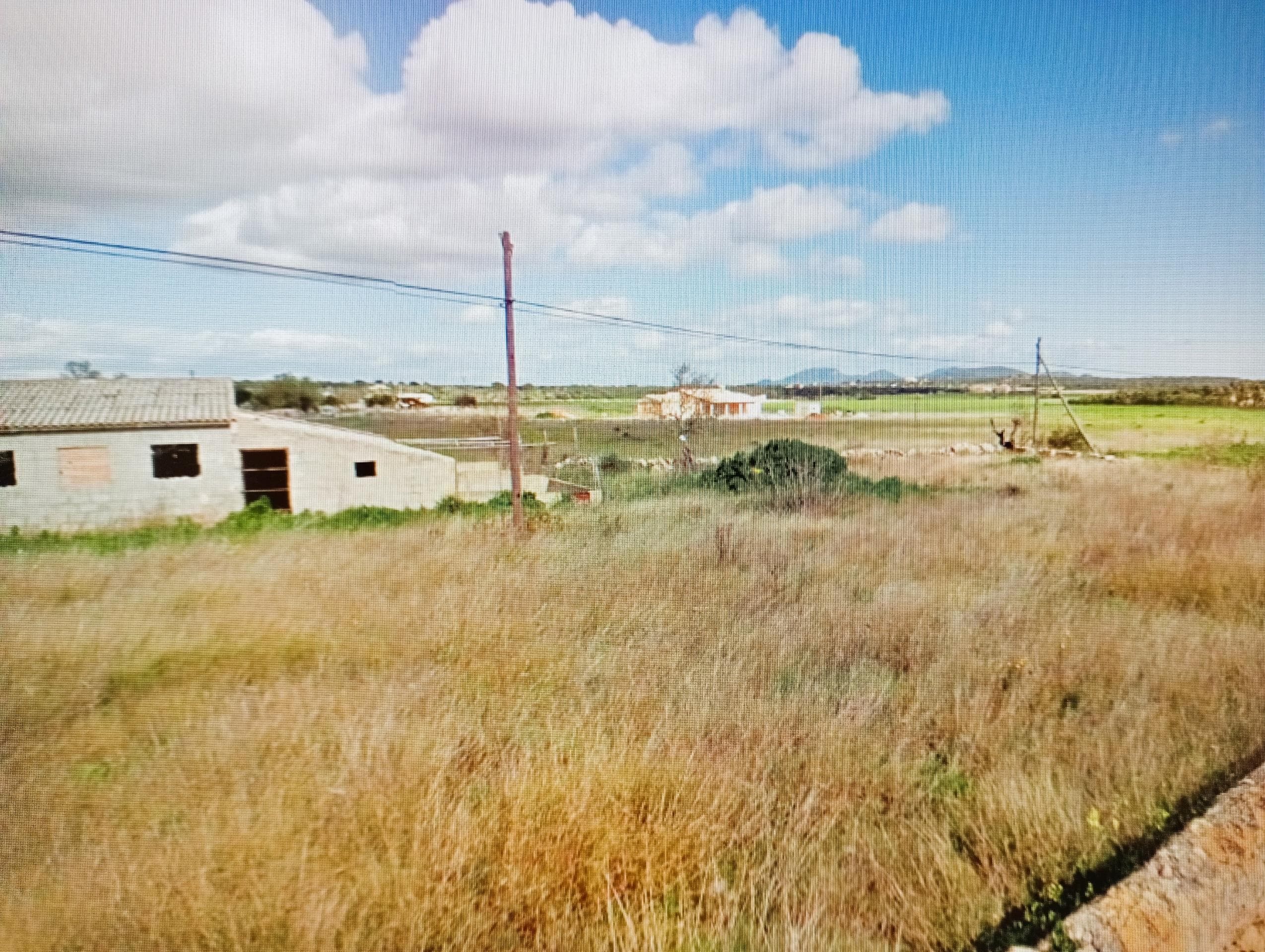 Solar urbano con una nave industrial en el precioso pueblo de Ses Salinas – foto 2