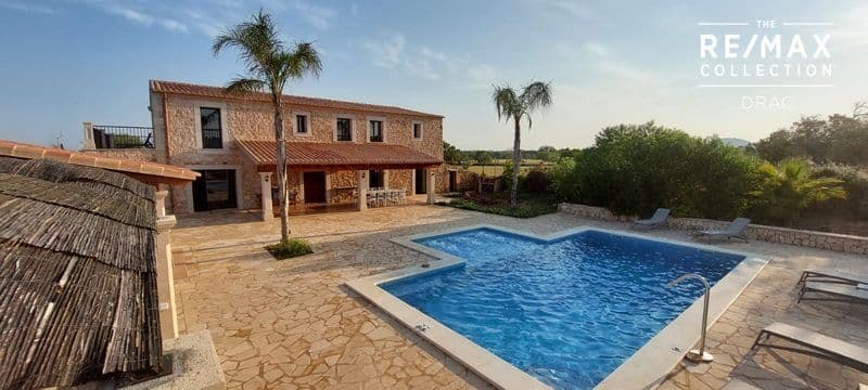 Wonderful spacious 5 bedroom villa near Santanyi.