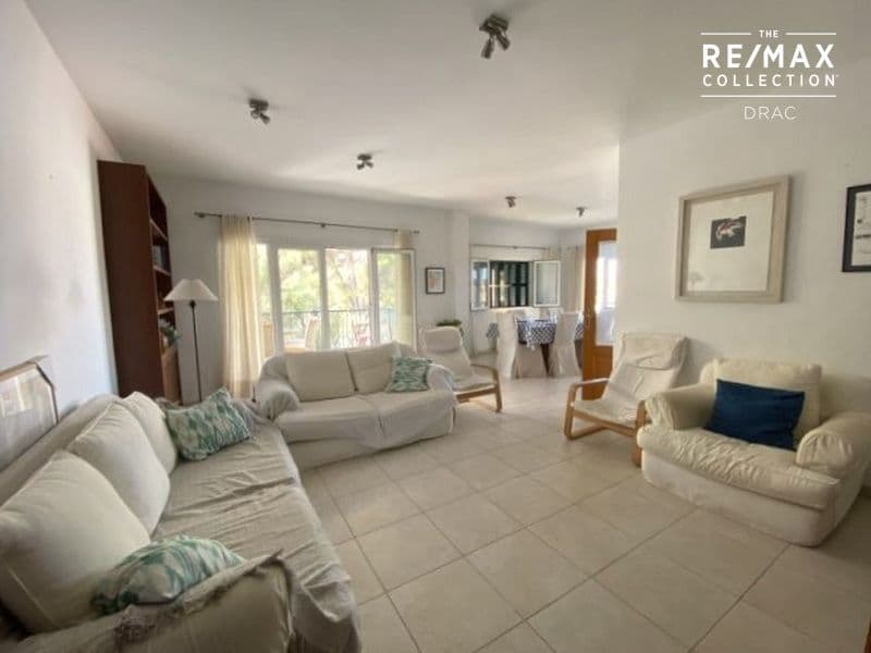 Bonito amplio piso amueblado en primera planta, en segunda línea del mar, con piscina comunitaria en Porto Colom – foto principal