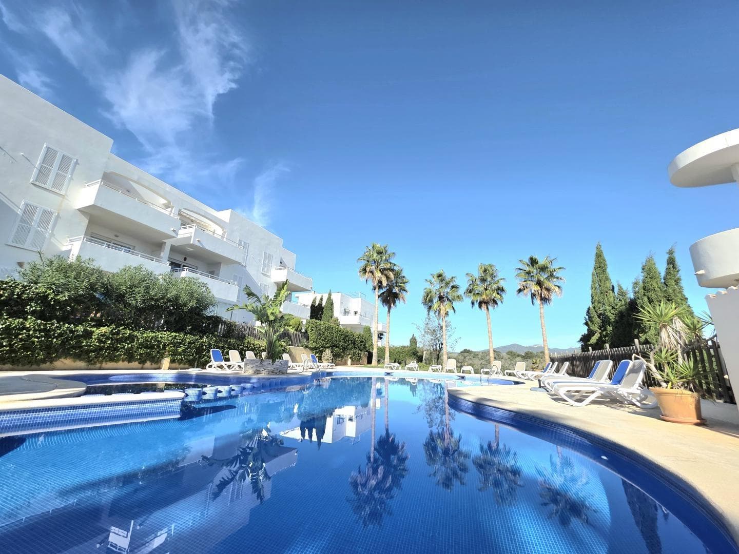 Elegante y luminoso apartamento en prestigioso complejo residencial frente al puerto de Cala d’Or – foto 2