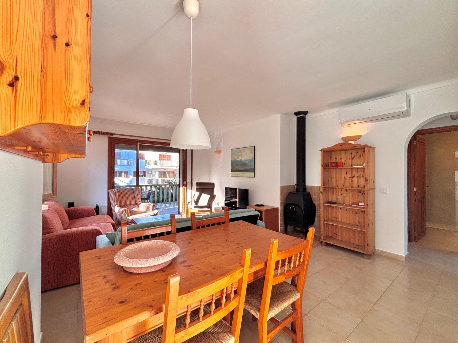 Bonito y luminoso apartamento con amplia terraza y vistas a la piscina comunitaria, situado a pocos pasos de la playa de Cala Santanyí. – foto principal