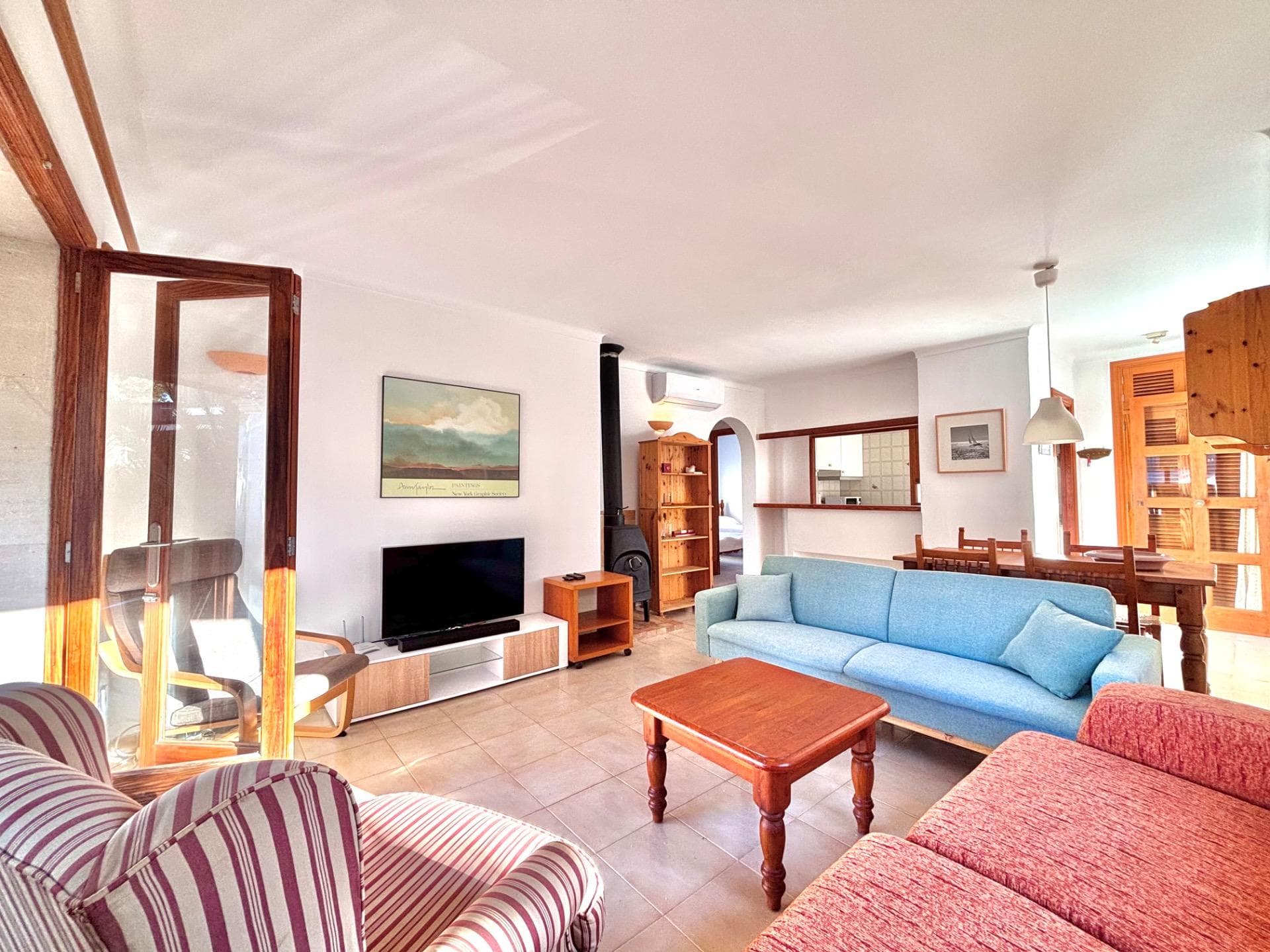 Bonito y luminoso apartamento con amplia terraza y vistas a la piscina comunitaria, situado a pocos pasos de la playa de Cala Santanyí. – foto 2