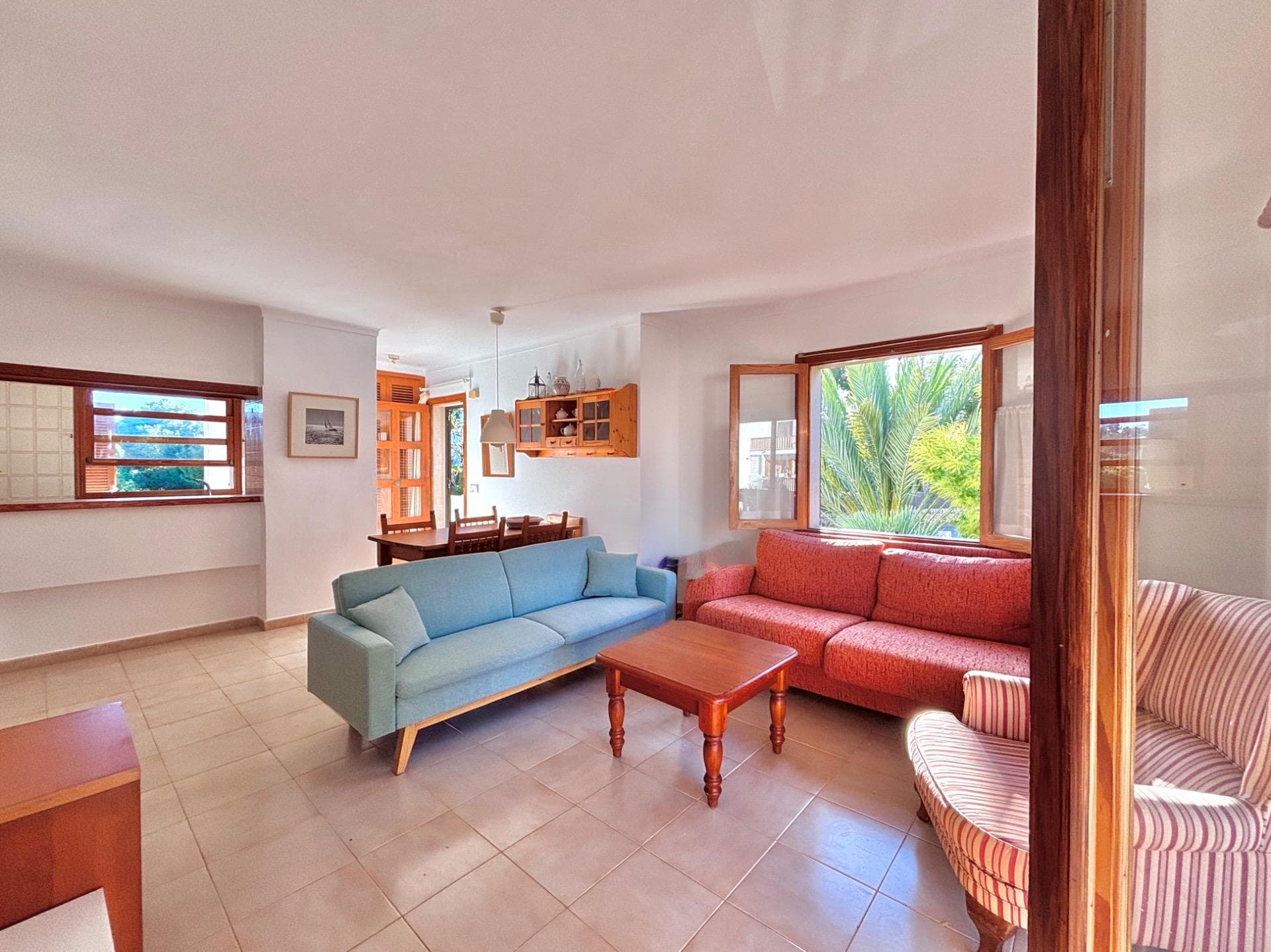 Bonito y luminoso apartamento con amplia terraza y vistas a la piscina comunitaria, situado a pocos pasos de la playa de Cala Santanyí. – foto 3