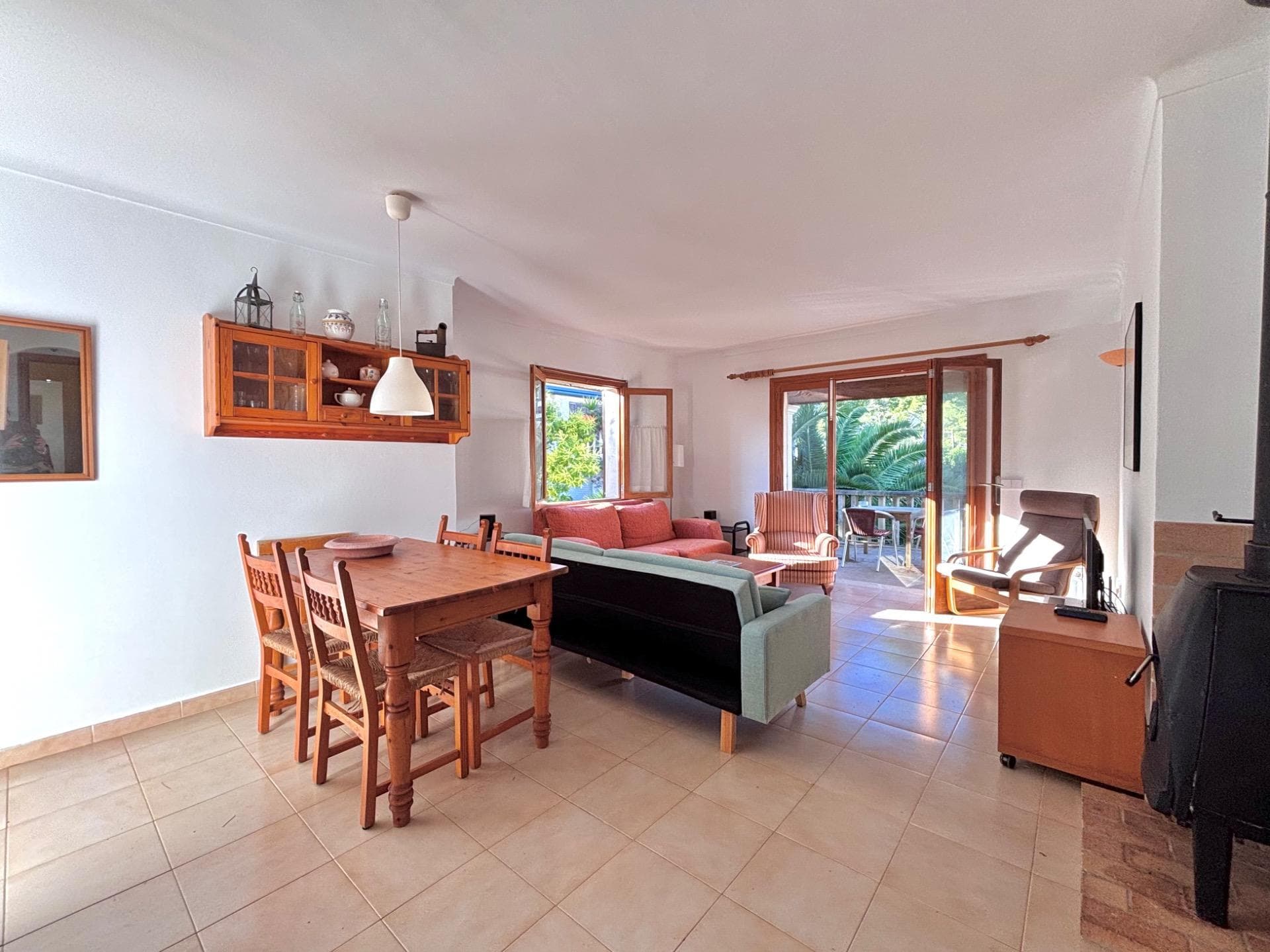 Bonito y luminoso apartamento con amplia terraza y vistas a la piscina comunitaria, situado a pocos pasos de la playa de Cala Santanyí. – foto 5